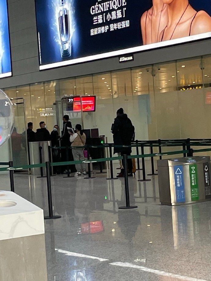 不过穆里尼奥身处一个这么狂热的环境中，而且他还处于长期以来没有取得成功的沮丧情绪中。